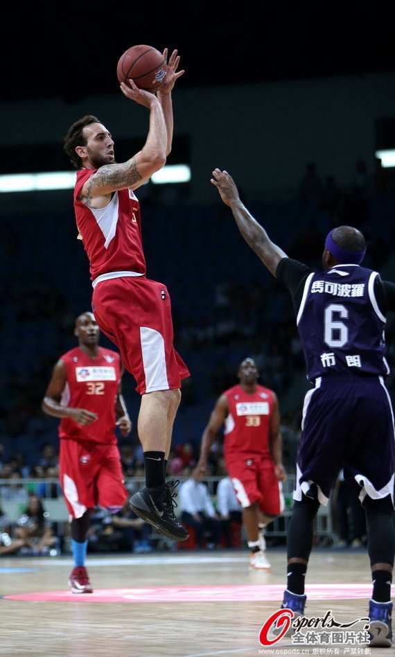 前NBA巨星麦迪领衔的美国明星队以108-84击败CBA东莞新世纪队.