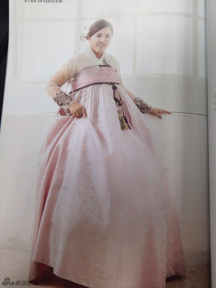 朴仁妃在休息日怀抱可爱的考拉，展现了赛场外轻松活泼的另一面。