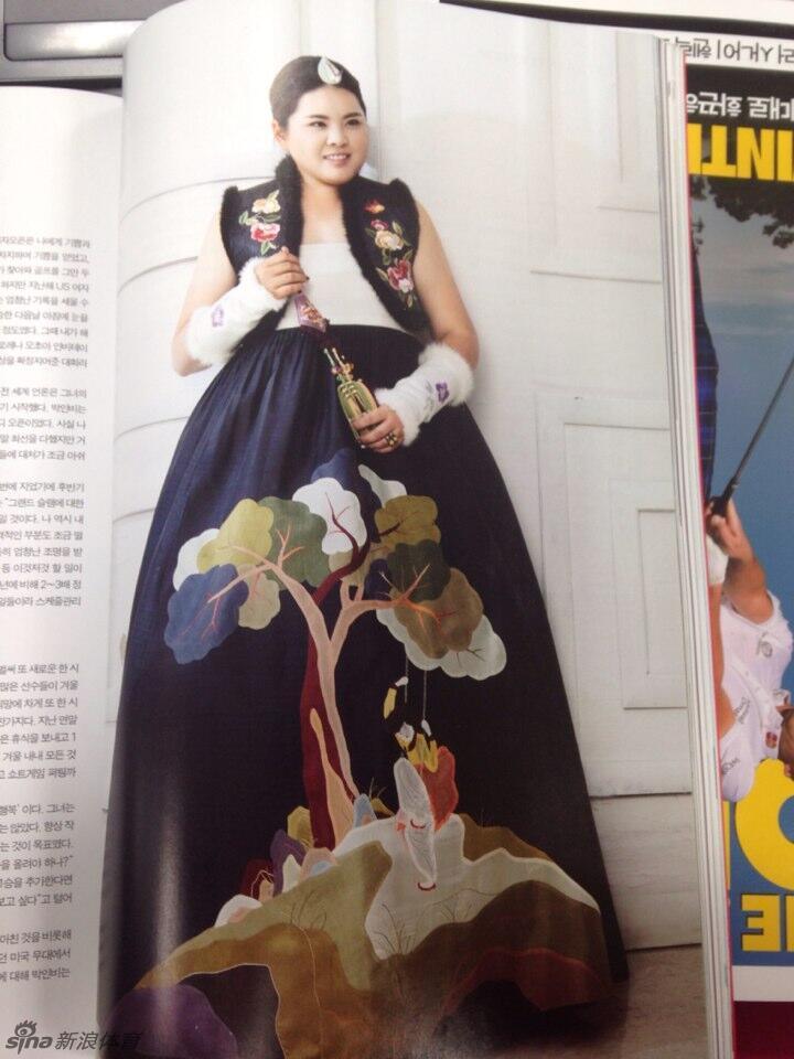 朴仁妃与好友们在浪漫的草坪婚礼现场合影，蓝天绿草映衬着每个人的笑脸。