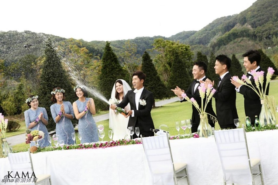 朴仁妃与伴娘团亲密合影，柳箫然和崔罗莲等好友簇拥身旁，画面温馨有爱。