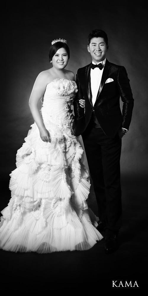 新郎新娘在婚礼上共同开启香槟，庆祝这个重要时刻，喜悦的泡沫仿佛他们满溢的幸福。