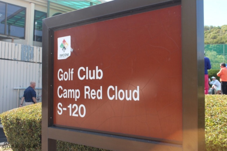 克里默怀抱她标志性的粉色高尔夫球杆,与几位士兵在营区帐篷前开心合影,众人脸上都洋溢着轻松愉快的笑容。