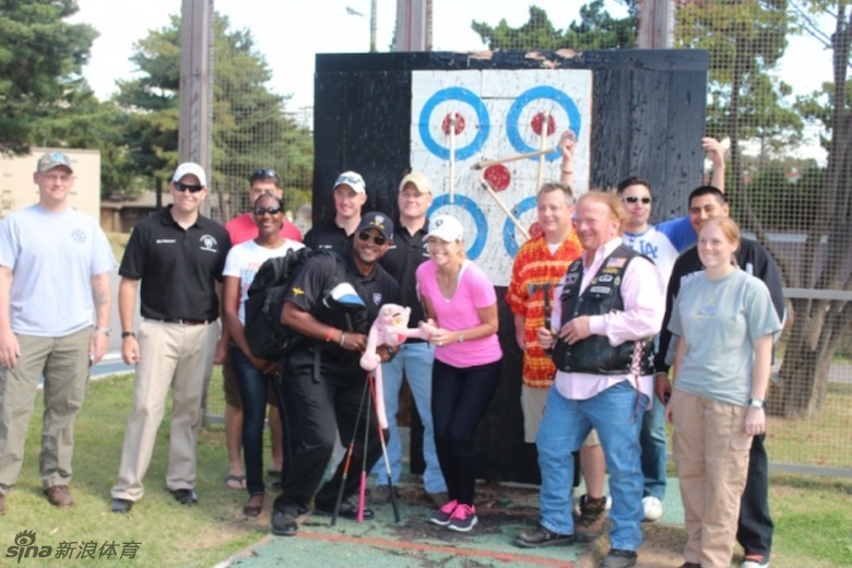 克里默成功攀登上军用直升机的顶部,站在这个钢铁巨兽之上,她迎着风展开笑容,背景是广袤的军营天空。