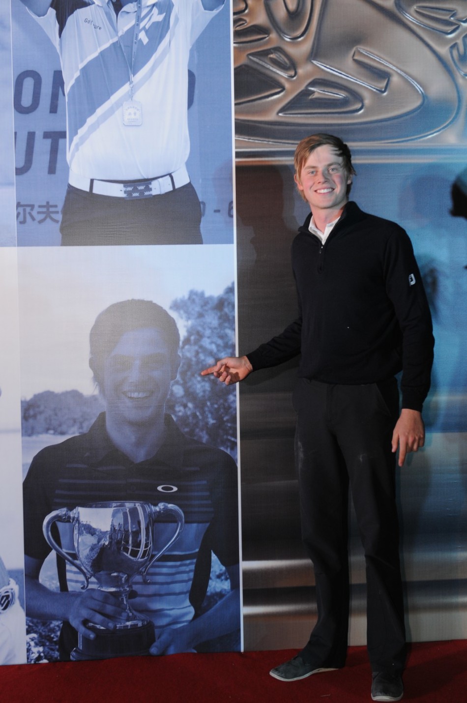 海外冠军球员本身着笔挺黑色西装，与身着礼裙的海莉并肩而立，相视而笑，尽显优雅风范。