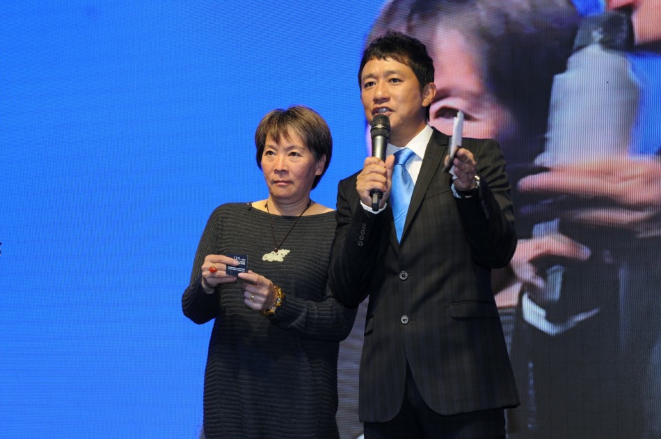 宋晓波与段维鹏在冠军墙前微笑合影，两代体育人的手紧紧相握，背景墙上历届冠军的名字熠熠生辉。