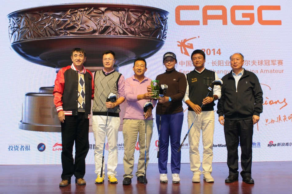 冠军墙上灯光温暖，众多冠军手模整齐陈列，仿佛在无声诉说着一段段热血沸腾的拼搏故事。