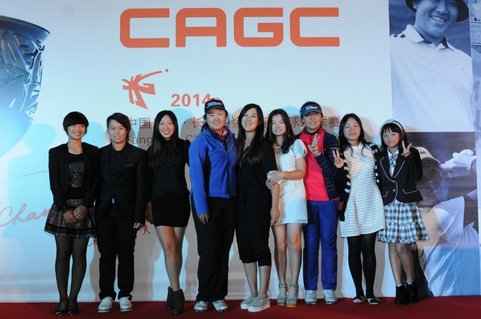 维吾尔族舞者扬起鲜艳的红色裙纱，在舞台上翩然起舞，如一团跃动的火焰。