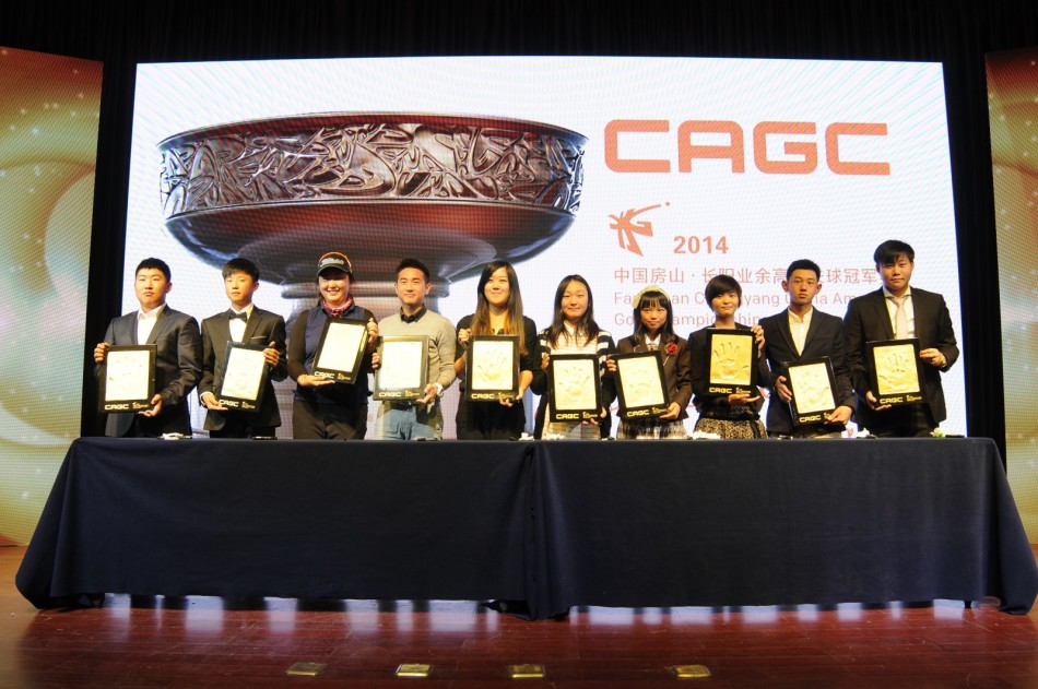 世界冠军马燕红手持抽奖箱，笑容亲切地与台下观众互动，眼神中闪烁着对后辈的鼓励。