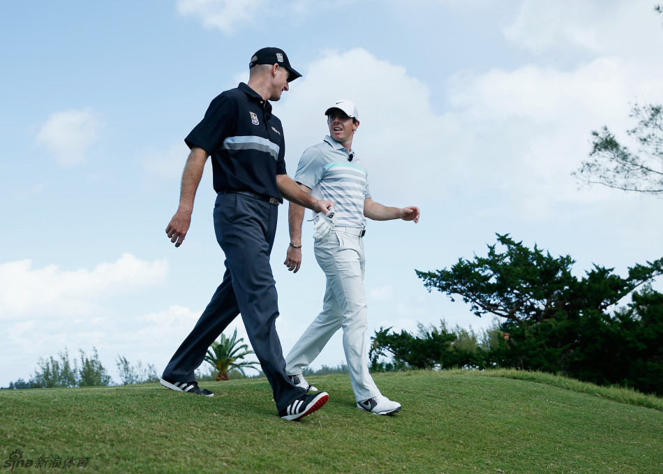 凯梅尔与弟弟及好友在欢迎酒会上亲切合影，冠军奖杯在手，笑容灿烂，尽显赛场下的温情时刻