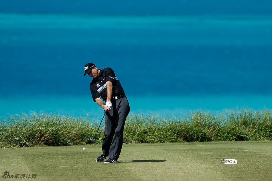 吉姆·福瑞克展现其标志性的、略显独特的开球姿势，全神贯注，准备将小球精确击出