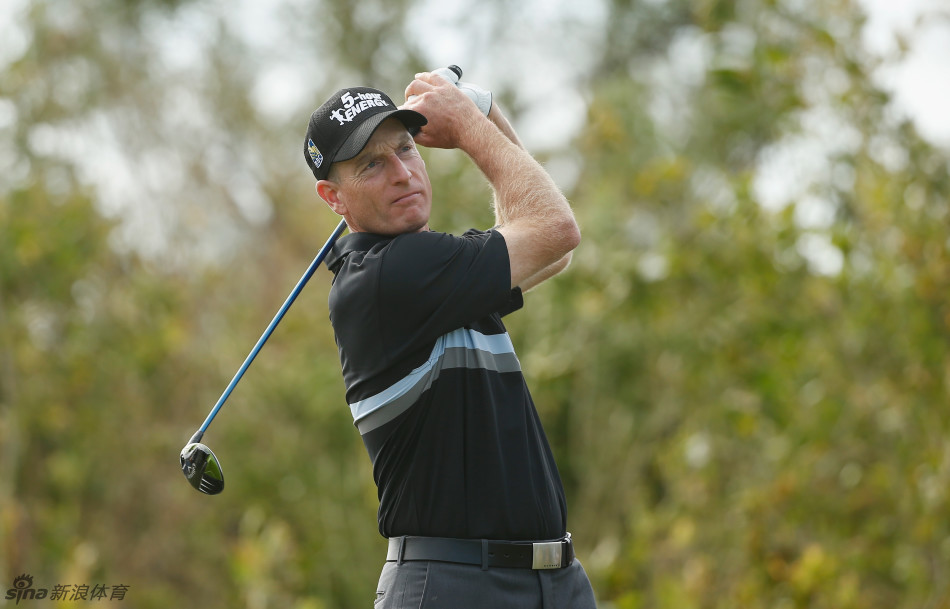 夺冠后，巴巴·沃森与团队成员兴奋地击拳庆祝，分享胜利的狂喜