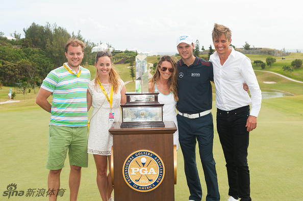 马丁·凯梅尔在颁奖典礼上，代表所有球员向冠军致敬，郑重地捧起象征荣耀的老汤姆·莫里斯杯