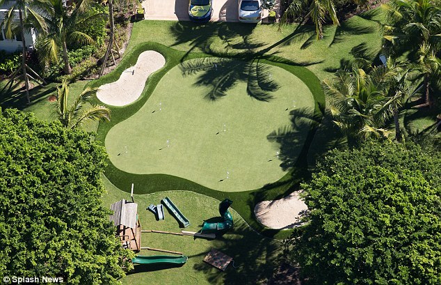 艾琳站在自家豪宅前,身后是精心修剪的园林与气派的建筑立面,她面带从容的微笑