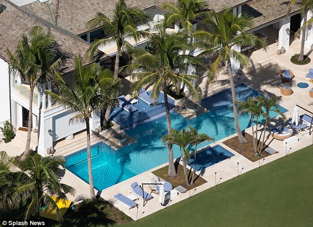 豪宅内景一角,阳光透过大窗洒入宽敞的客厅,现代风格的装饰尽显低调与实用品味