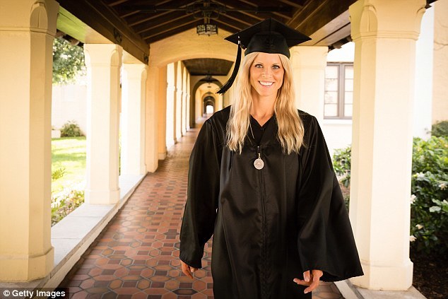 从高空俯瞰,艾琳的临海豪宅气势恢宏,泳池如蓝宝石般镶嵌在绿意之中,与不远处的大海相映成趣