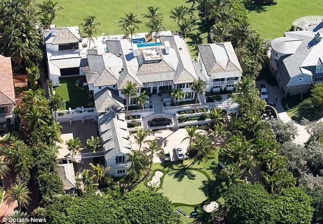 温暖的午后,艾琳与年幼的女儿萨姆、儿子查理在庭院中亲密互动,笑容灿烂