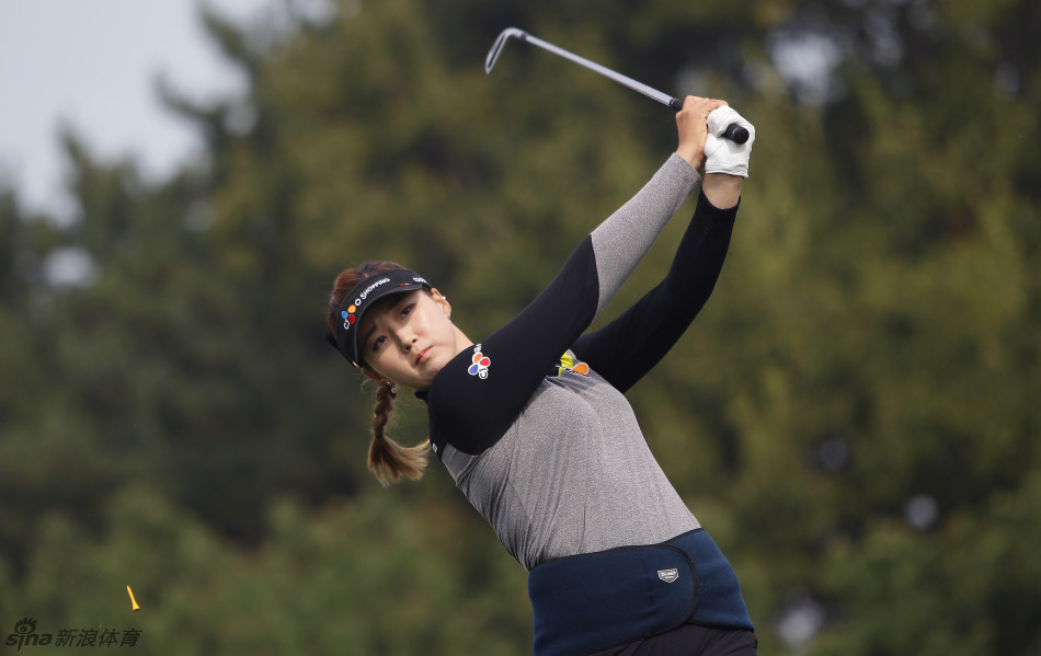 精准的控制艺术：田仁智在长草中完成一次漂亮的救球收杆，动作干净利落，展现出顶尖球员处理困难球位时的精湛技术与冷静头脑。