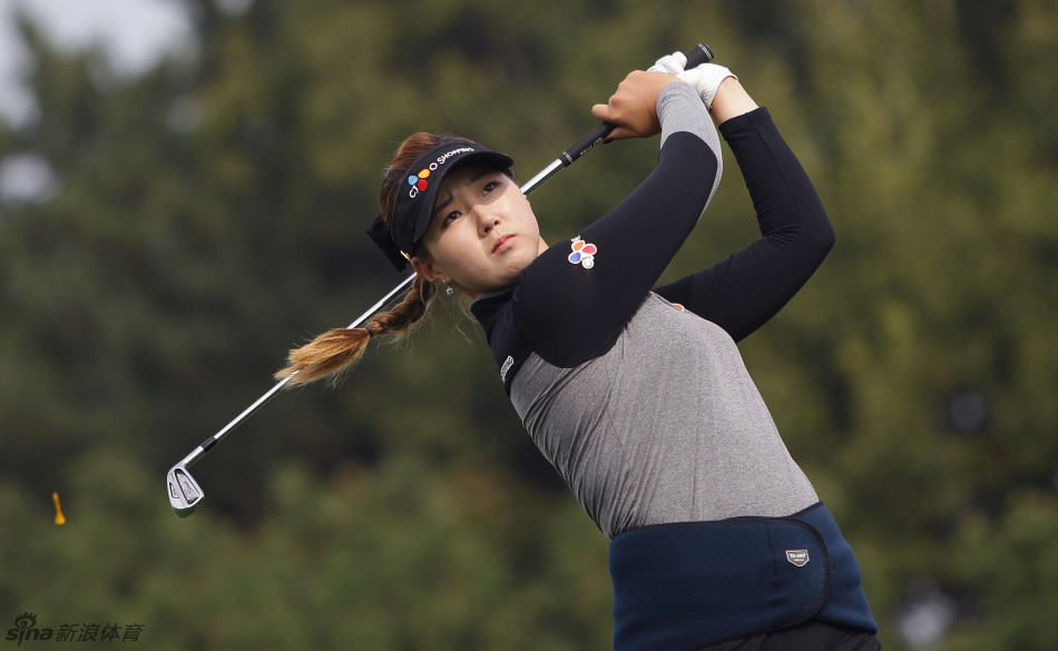 力量与美学的结合：凯琳-伊克尔全力挥杆开球，身体肌肉线条紧绷，动作充满爆发力，白色小球在天空划出一道有力的弧线。