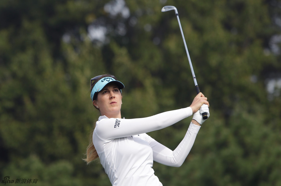 经典挥杆的定格：林西科姆完成一次标准的大力开球，整个挥杆轨迹流畅完美，是力量与技巧结合的教学范本。