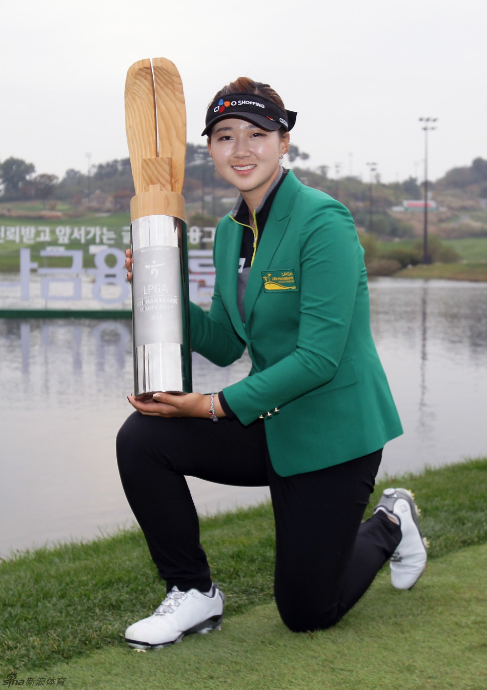 冠军的自信回眸：许允境在果岭上完成一次关键推击后，自信收杆，表情从容淡定，展现出大赛冠军的沉稳气场。