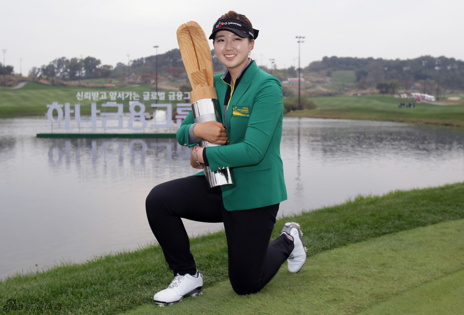 优雅的收杆瞬间：白圭贞完成一次完美的挥杆，身体姿态舒展而平衡，目光坚定地望向小球飞出的轨迹，尽显其标杆性的高弹道击球风格。