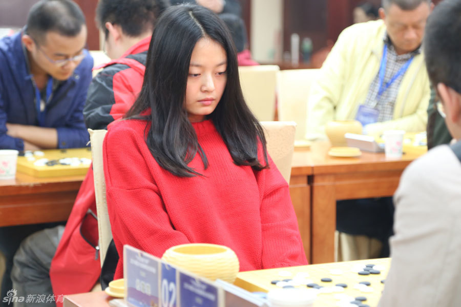 杯"2014四川省围棋业余联赛在成都棋院对局大厅开战,小美女杜雪雯出战