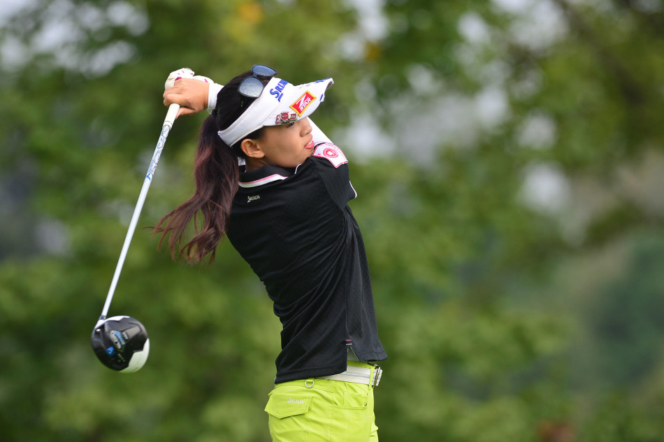 球员陈敏柔完成收杆动作，姿态稳定而优美，目光追随小球飞行的轨迹，充满期待