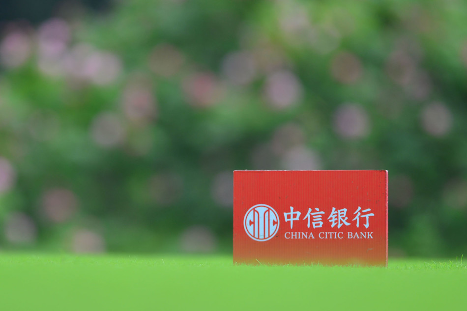 高尔夫发球台上的标志特写，清晰指示着不同的发球区域，是每一洞挑战开始的庄严起点