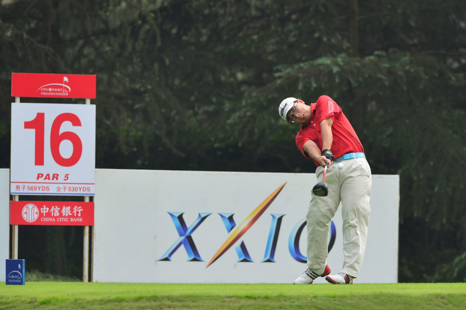 球员冀怡帆潇洒开球，身体充分扭转，力量从地面经由躯干传递至杆头，即将释放