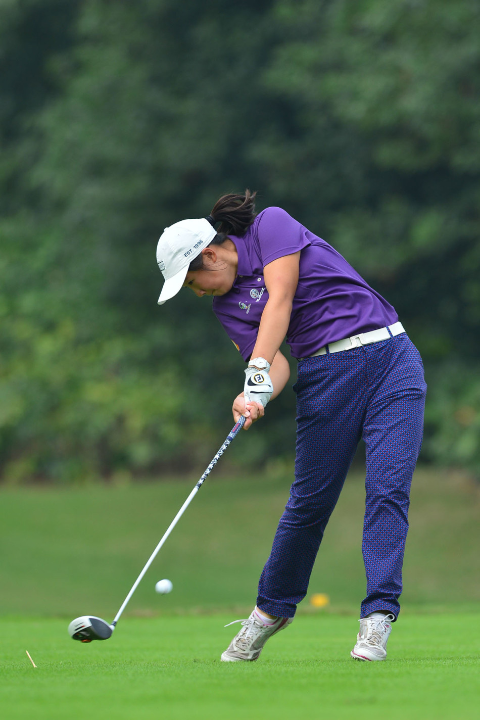 球员赖思嘉起杆动作潇洒，身姿舒展，球杆在空中划出一道充满期待的轨迹