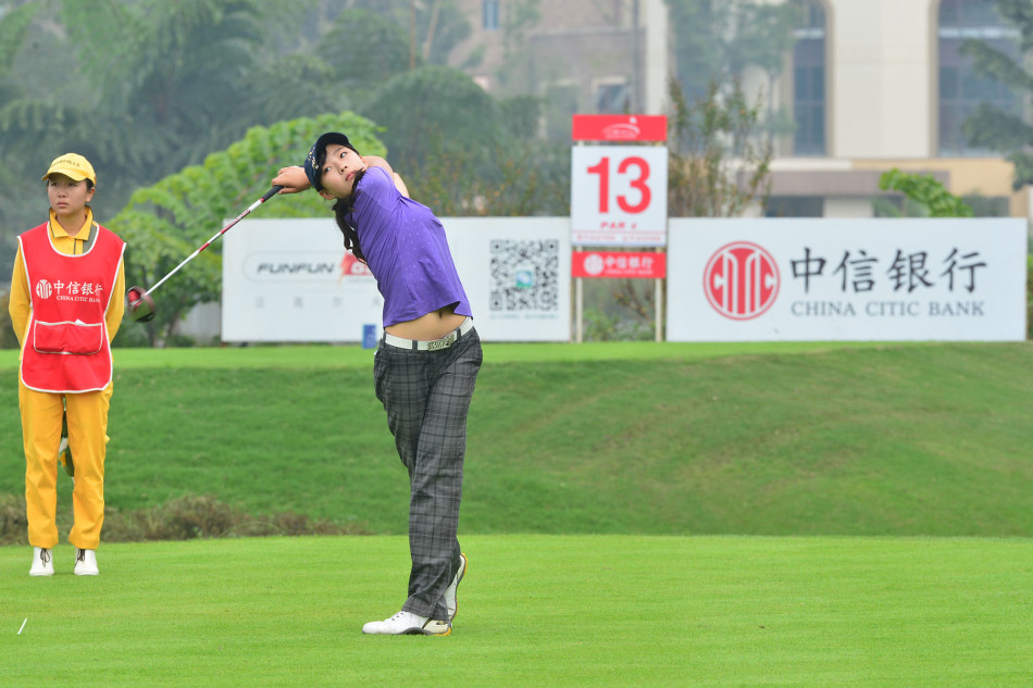 球员林纬完成击球后的收杆姿势，动作干净利落，展现出完整的控制力与平衡感