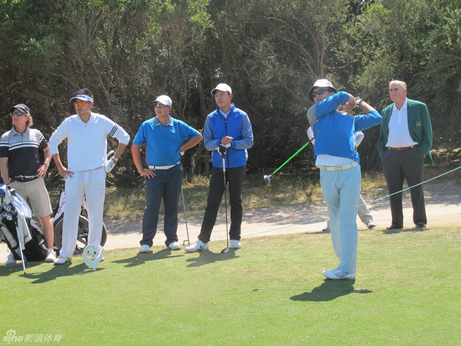 中国小将窦泽成在全神贯注地挥杆，动作流畅而充满力量，背景中的墨尔本球场见证着这位未来之星的关键一击。