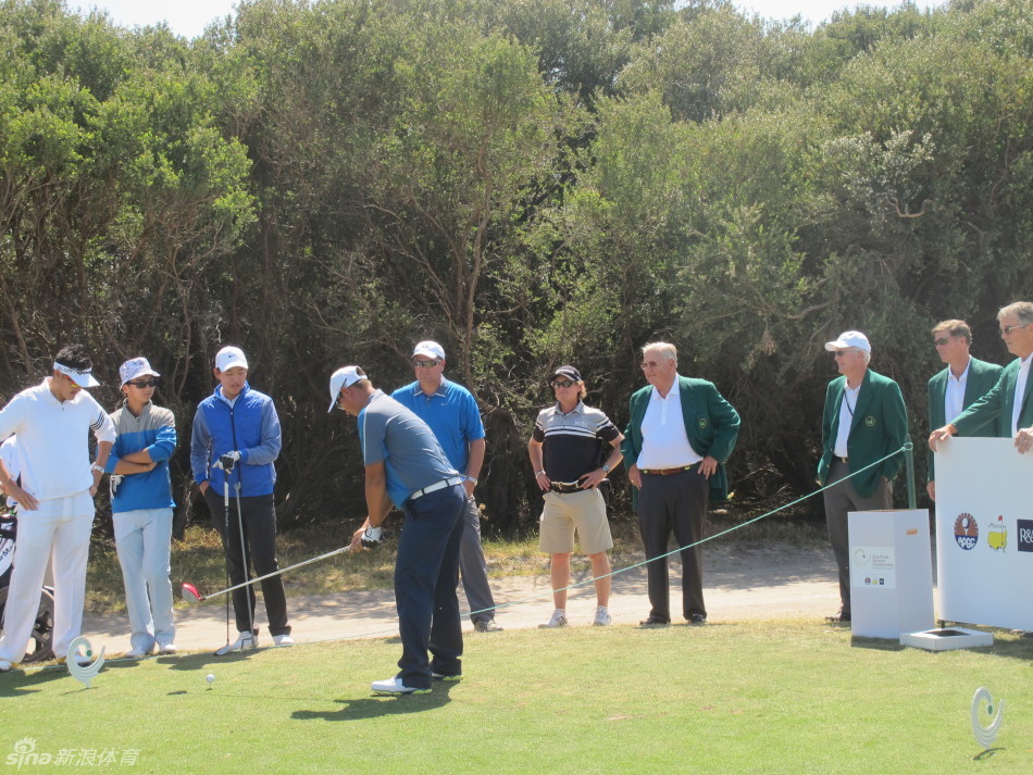 袁也淳在开球台上准备击球，姿态冷静，目光如炬地望向远方的球道，尽显其标志性的独特挥杆风格前奏。