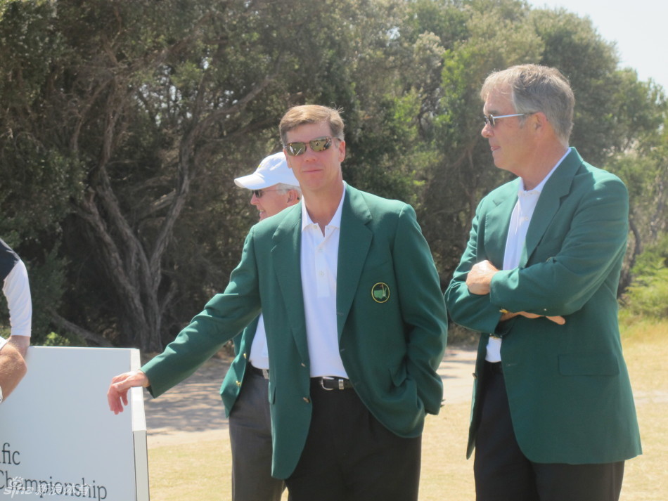 扎克·约翰逊与中国选手刘晏玮并肩而行，边走边聊，气氛轻松融洽，展现前辈对后辈的平易近人与悉心关照。