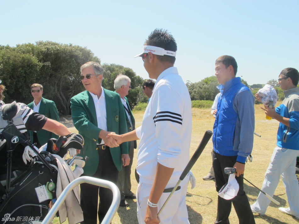 扎克·约翰逊与窦泽成在赛场边再次相遇，两人相谈甚欢，窦泽成认真聆听，脸上带着收获的喜悦。