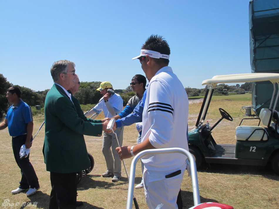 扎克·约翰逊与两位中国球员在赛场边合影留念，三人笑容灿烂，定格了这次跨越太平洋的高尔夫友谊与传承的美好瞬间。