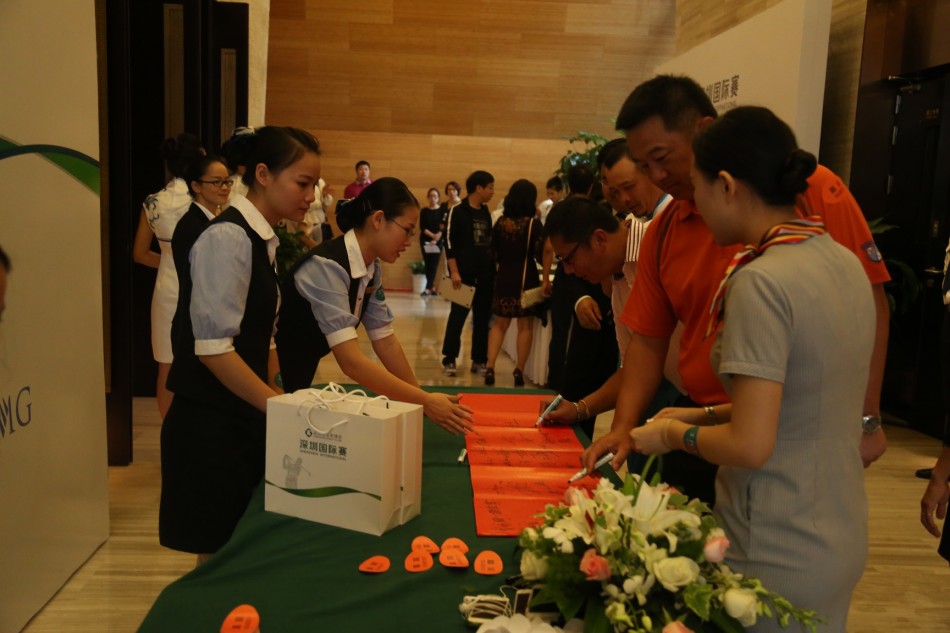 深圳国际赛启动仪式上，多位嘉宾共同触动发光启动装置，现场气氛达到顶峰