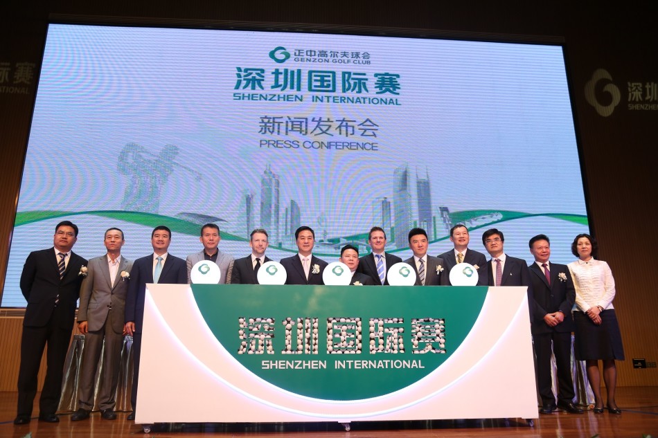 深圳国际赛新闻发布会结束后，所有领导与嘉宾在主题背景板前合影留念