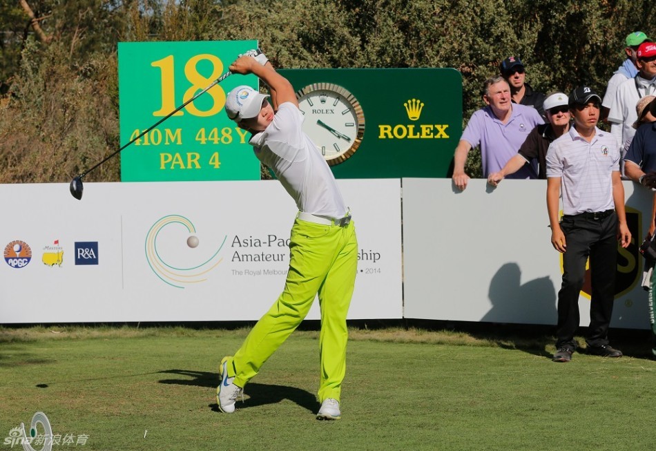 关天朗在沙坑中练习救球，沙粒飞溅间，他全神贯注地控制杆头路径，展示精湛的短杆技术