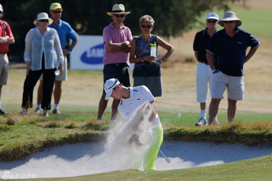 关天朗在长草区面对困难球位，他压低身体重心，果断挥杆击球，展示了处理复杂状况的能力