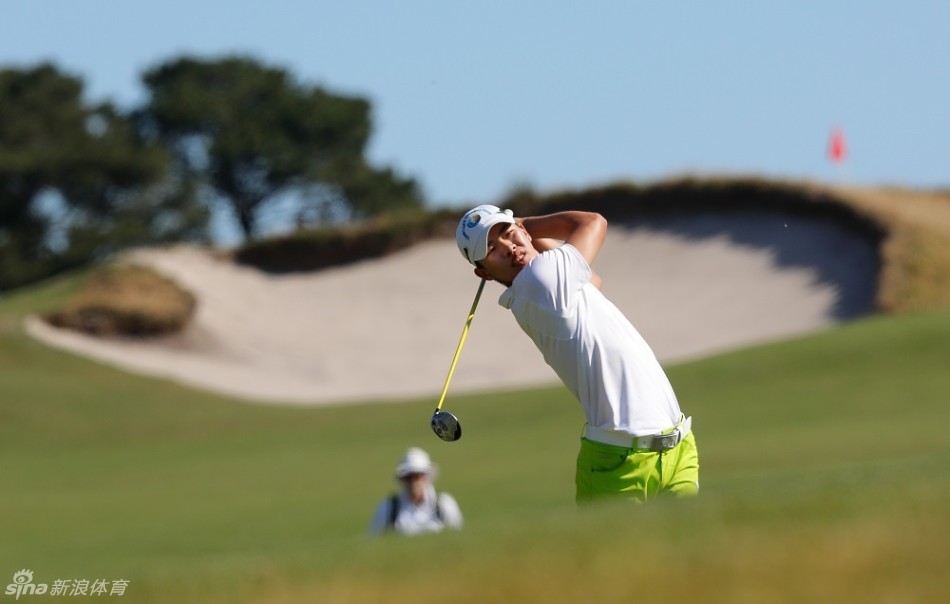 窦泽成在比赛中签名，他微笑着为球迷留念，展现了新一代球员的亲和力与职业素养