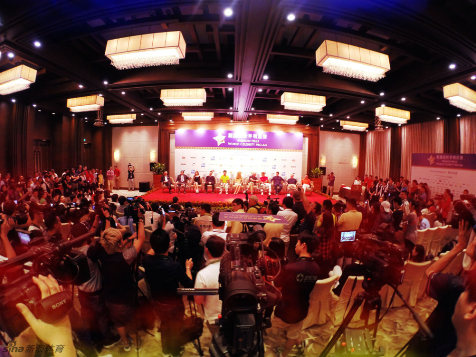 英格兰高尔夫名将伊恩·保尔特在发布会上认真聆听，神情专注