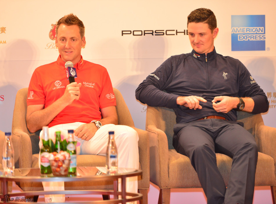 美国队长克里斯·埃文斯侧身站立，仿佛正耐心回答记者提问，风度翩翩