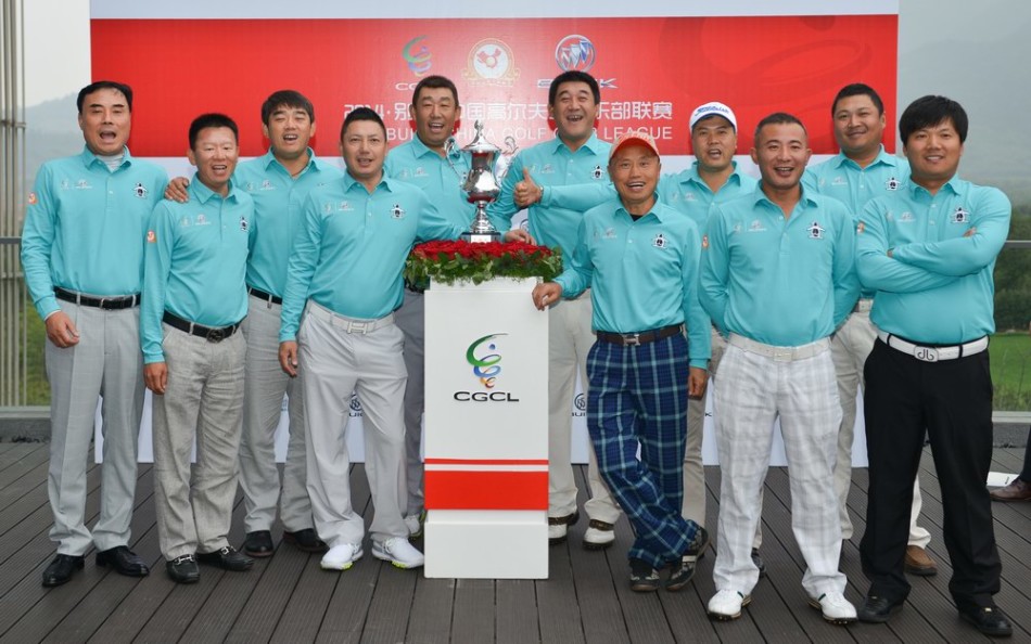 北方队长文浩与南方队长刘国良面带微笑,郑重交换队旗,体现赛场上的尊重与友谊