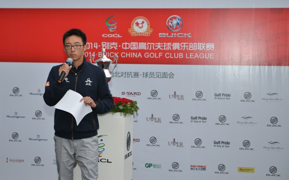 璀璨的冠军奖杯静静陈列于台座之上,等待着南北英雄们的角逐