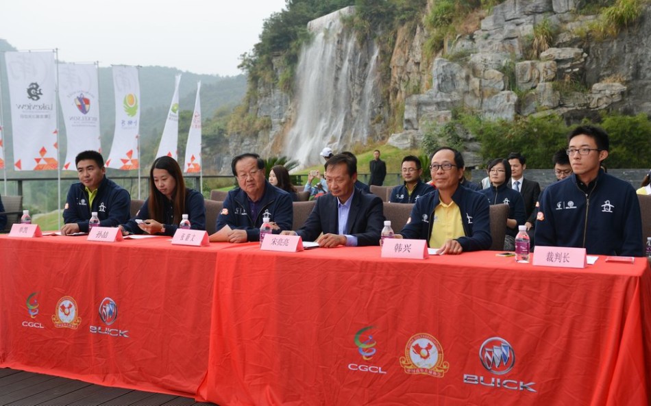 南北全明星对抗赛激战正酣,双方球员在球场上飞驰,展开精彩对决