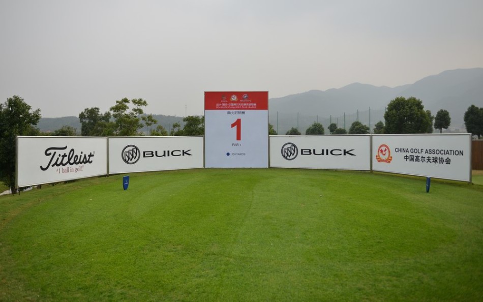 南方全明星队队员集体亮相,阵容齐整,展现出南方篮球的雄厚实力与风采