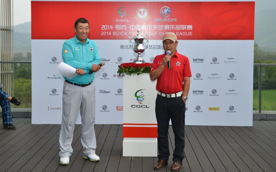 南北区全明星球员齐聚一堂,围绕在冠军奖杯周围合影,笑容灿烂,定格经典时刻