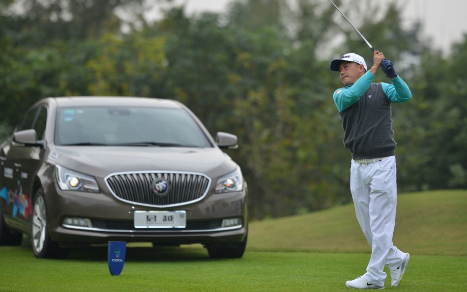 南北两队球员并肩同行漫步于开阔球道，在竞技中畅叙友情