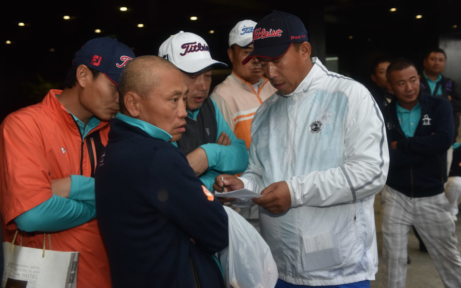 赛后双方友好握手致意，笑容洋溢展现运动家精神与深厚情谊